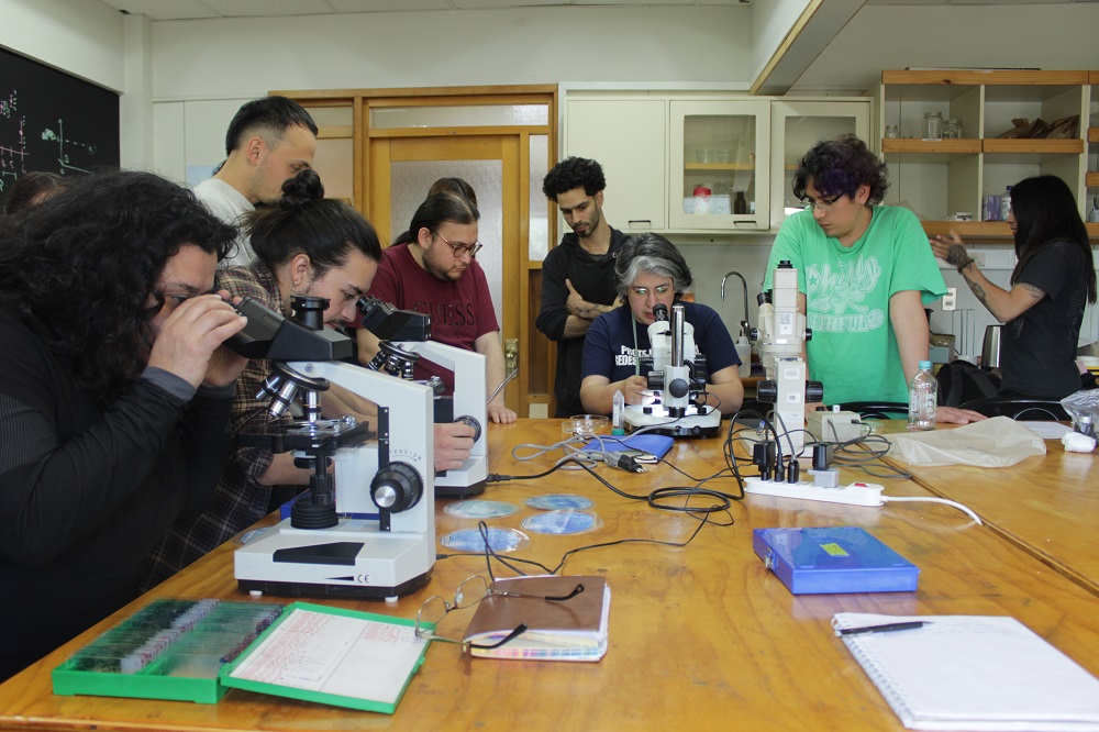 Taller y charla acerca a la comunidad universitaria al mundo de las micorrizas arbusculares