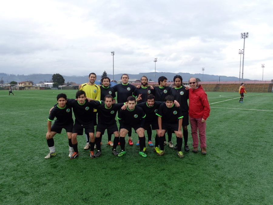 Equipo de fútbol de estudiantes de la UACh obtiene implementación deportiva