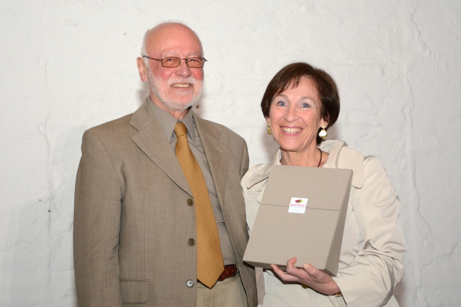 Prof. Isabel Vives recibió reconocimiento a la labor de Vinculación con el Medio