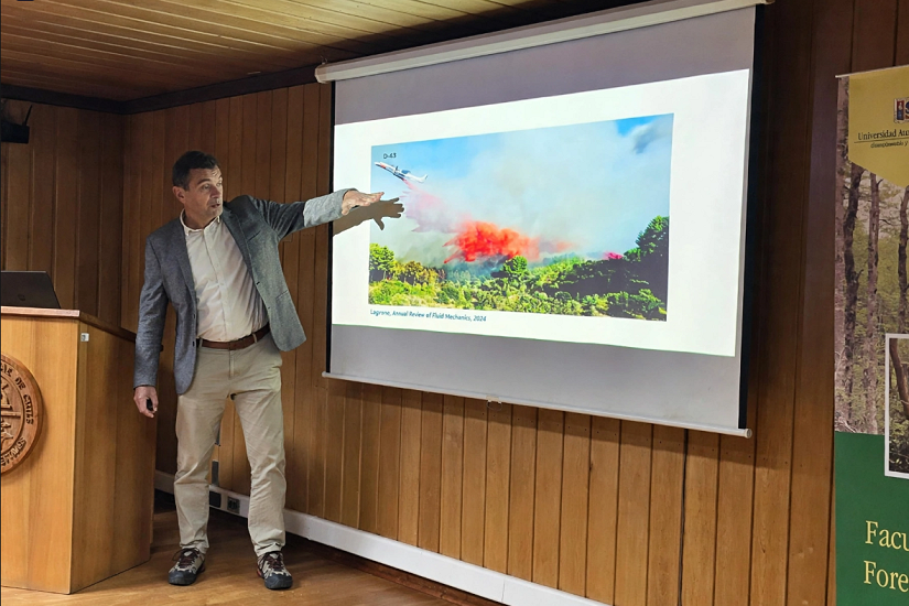 Cómo se combate el fuego desde el aire: la UACh recibe a uno de los referentes mundiales