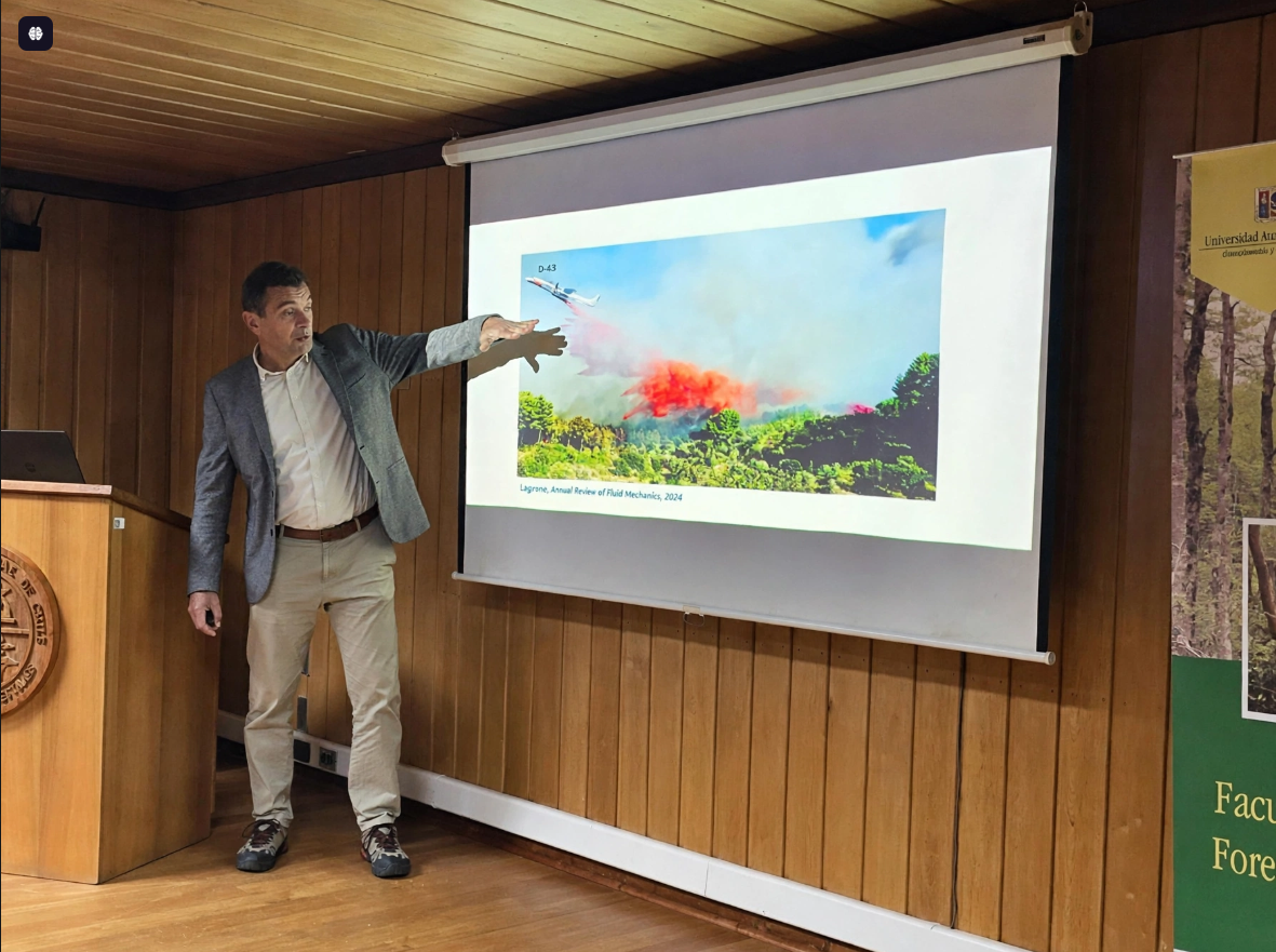 Cómo se combate el fuego desde el aire: la UACh recibe a uno de los referentes mundiales