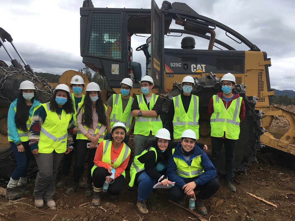 Estudiantes aprendieron en terreno sobre cosecha forestal