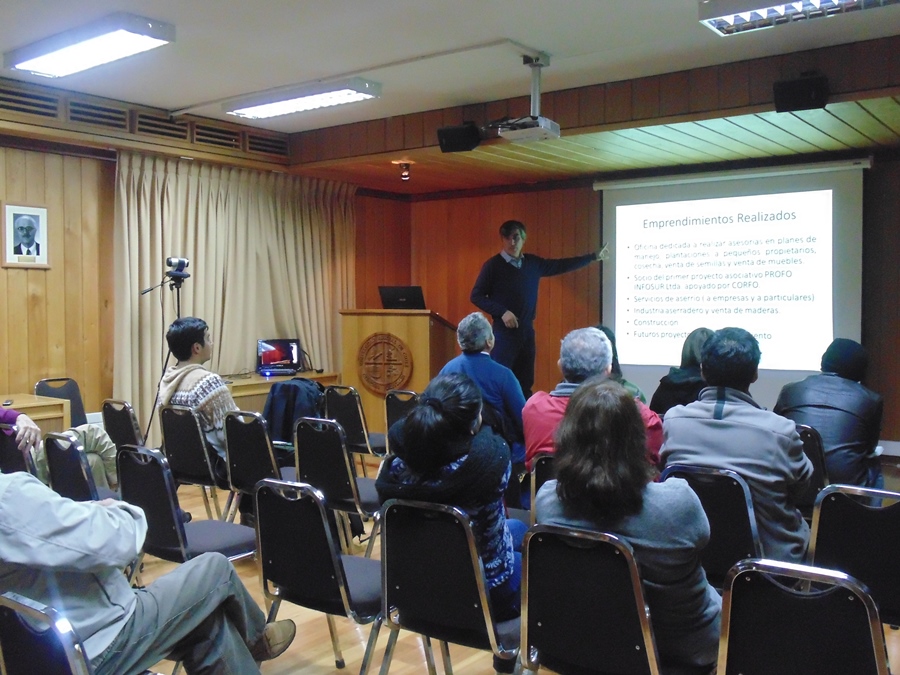Charla IBOS discute sobre emprendimientos