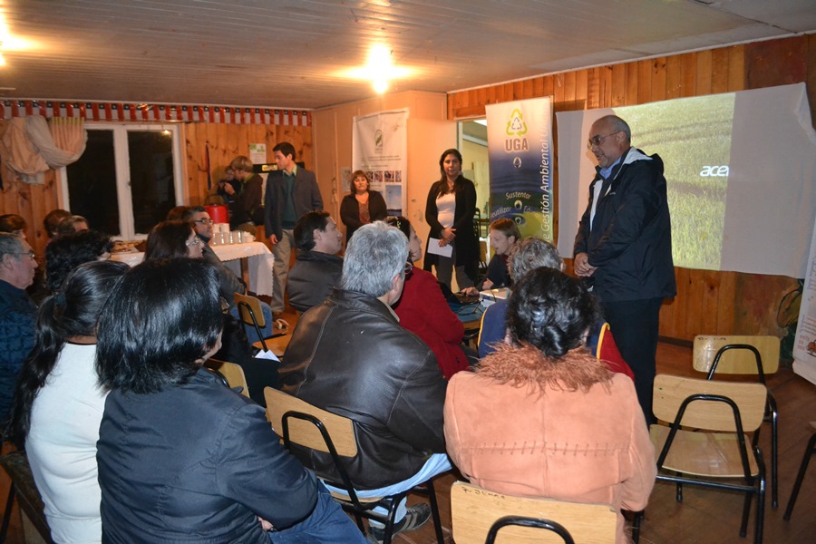 Vecinos de Donald Canter inauguran proyecto pionero para construir sus propios generadores de energía solar