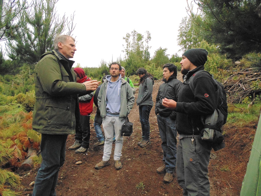 Instituto de Bosques y Sociedad organizó salidas a terreno para estudiantes