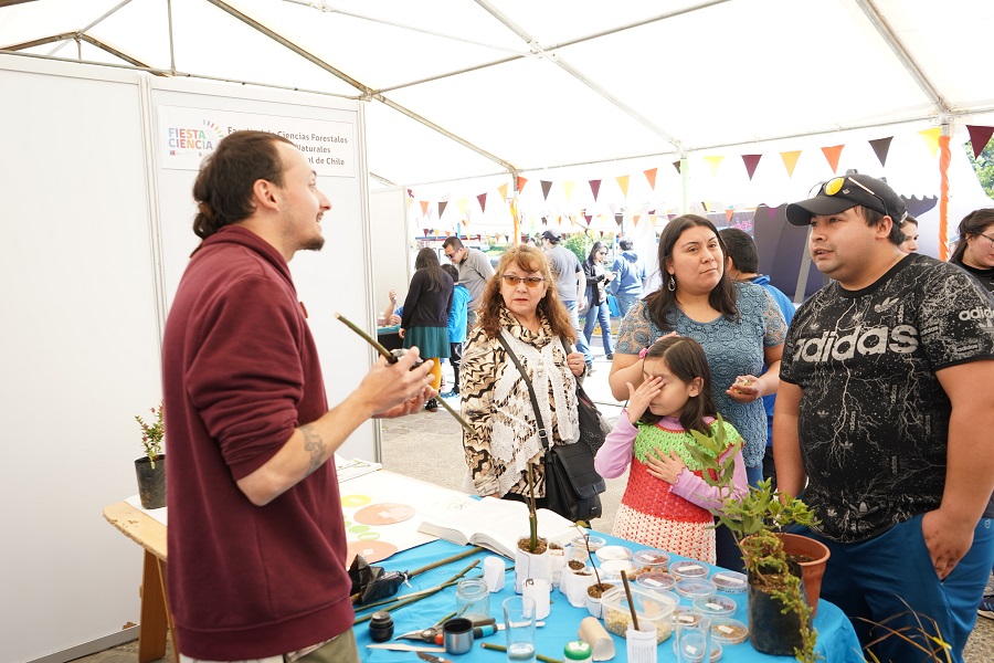 Propagación de plantas y control biológico fueron algunos de los temas abordados en evento de Explora Los Ríos