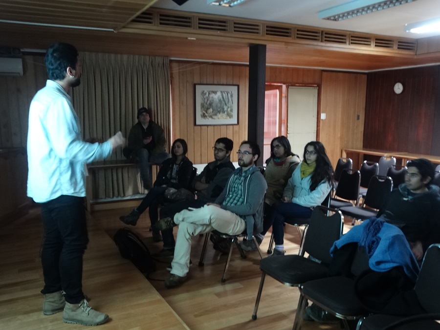Estudiantes de Ingeniería Forestal UACh asisten a charla informativa de CONECIF