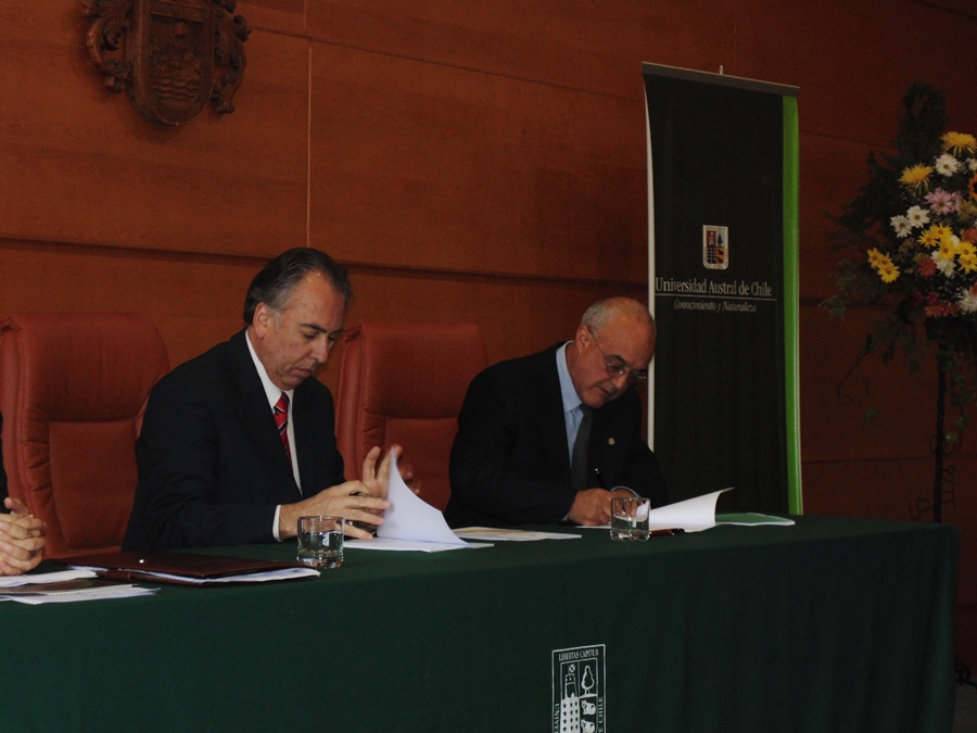 Facultad de Ciencias Forestales y Recursos Naturales firma Convenio de Desempeño