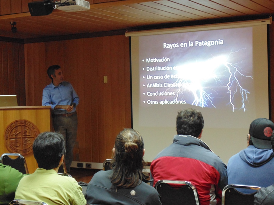 Investigador del (CR)2  dicta charla en la UACh sobre rayos en la Patagonia