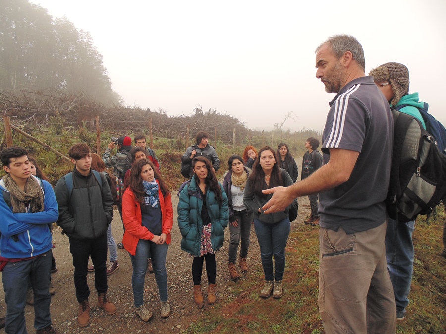 Estudiantes conocieron  trabajos realizados en el ámbito de los recursos forestales en el predio Llancahue