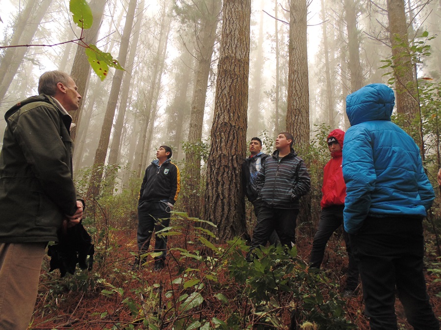 Liceo People Help Peolple visitó Facultad de Ciencias Forestales y Recursos Naturales