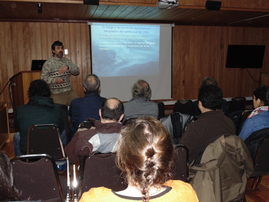 Exponen sobre ecología del fuego en bosques templados del centro sur de Chile