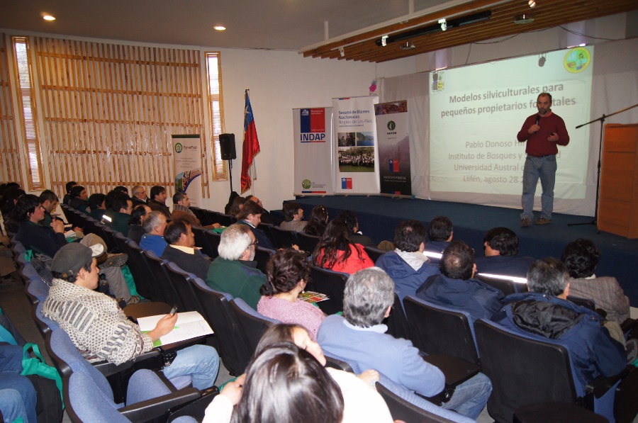 Académicos de Facultad de Ciencias Forestales y Recursos Naturales participaron en seminario “Bosques y Desarrollo Regional”