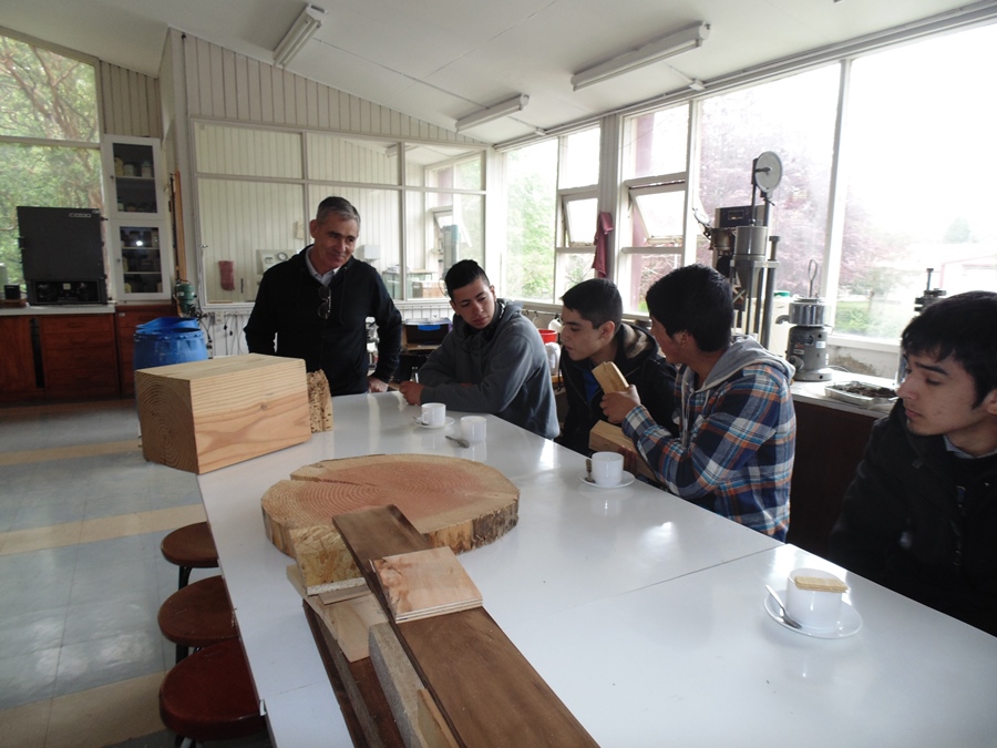 Liceo Polivalente Los Avellanos visita Laboratorios de Productos Forestales