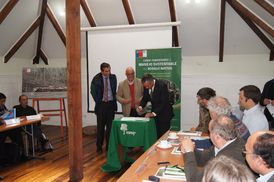 CONAF y UACh firman acuerdo para el apoyo en el manejo de los bosques nativos