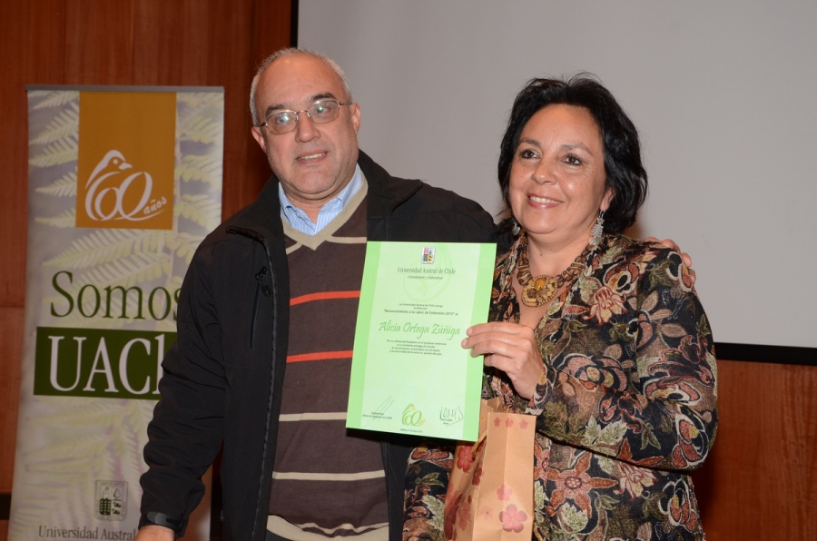 Dra. Alicia Ortega recibe Reconocimiento a la Labor de Extensión