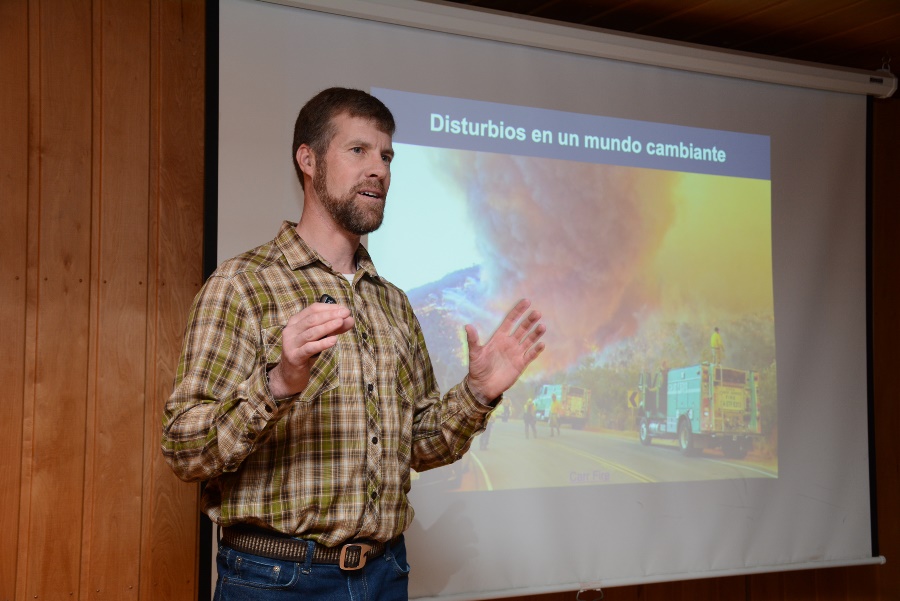 “Los bosques de Chile y EE.UU. tienen una historia diferente, pero comparten un futuro similar en la ocurrencia y comportamiento de los incendios forestales”