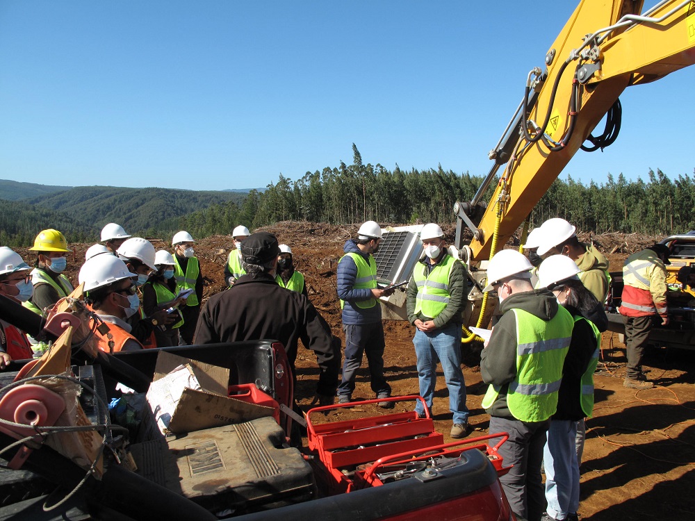 Estudiantes de ingeniería forestal comprenden modernos procesos de faena mecanizada y plantación