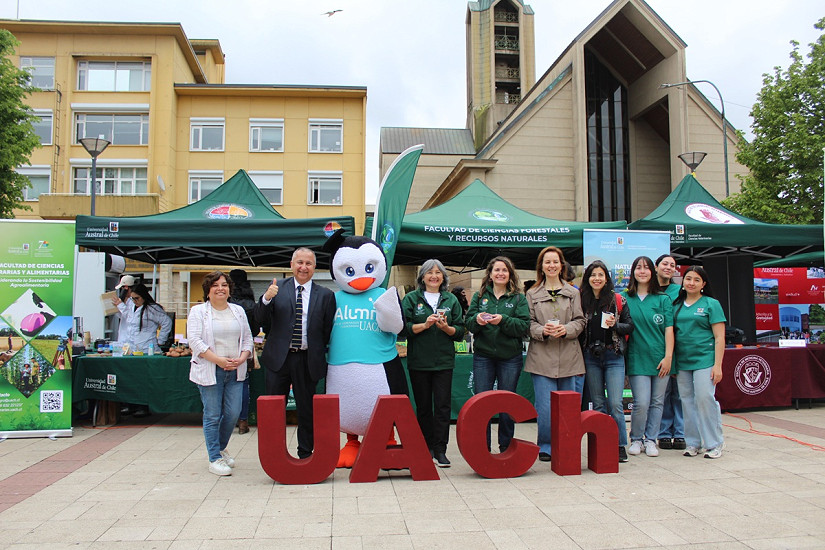 Ciencia y educación: Feria Silvoagropecuaria de la UACh se desarrolló exitosamente en la Plaza de Valdivia