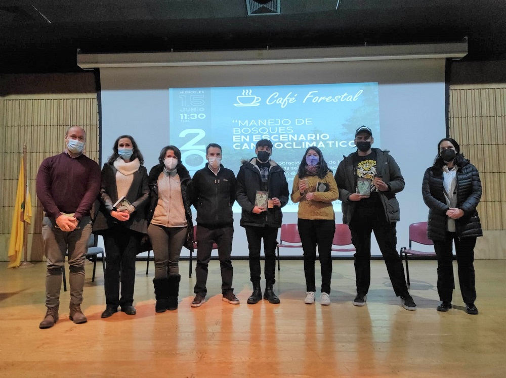 Estudiantes de la UACh participaron en Café Forestal en Santiago