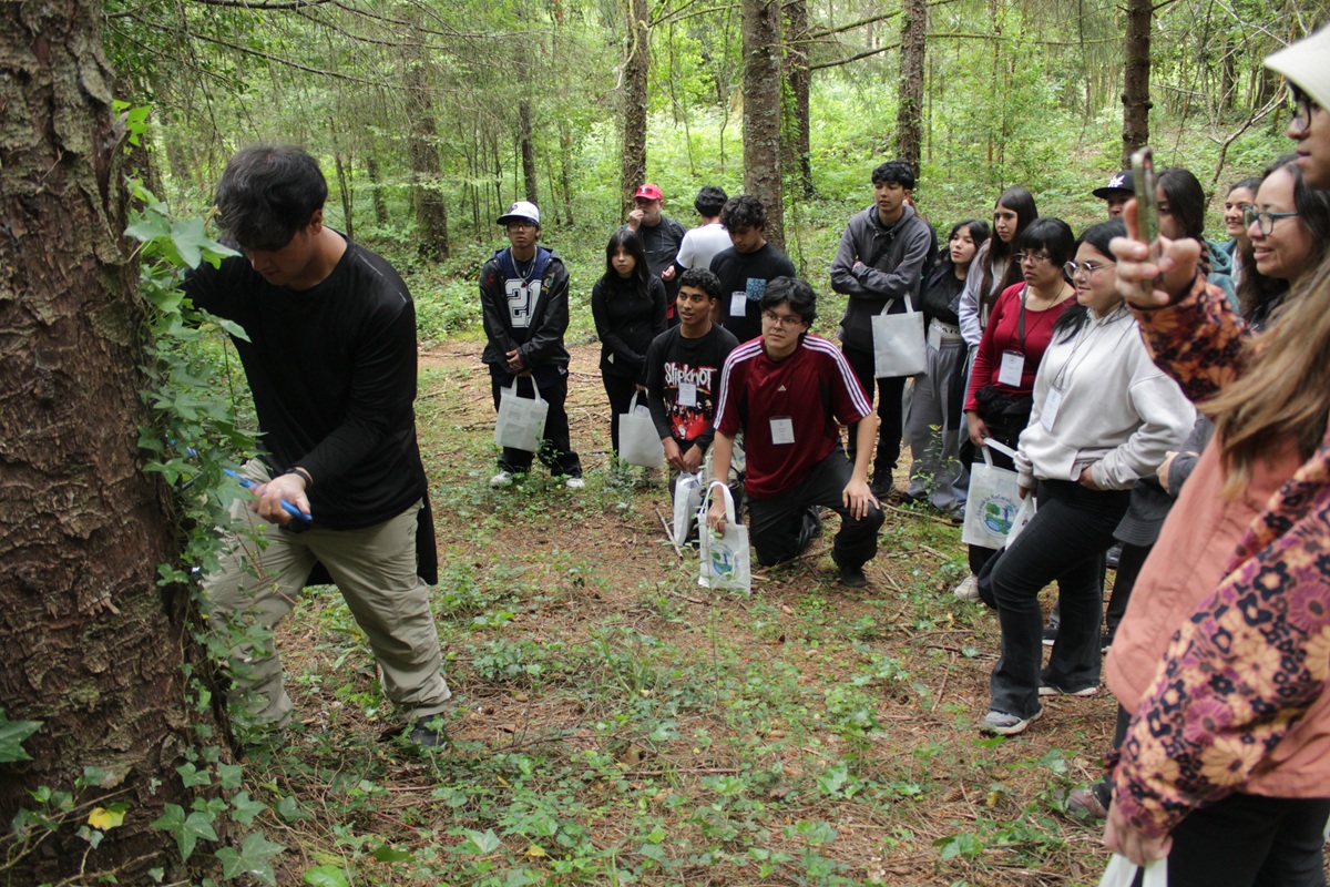 Colegio Padre Pedro Arrupe conoce Arboretum de la UACh