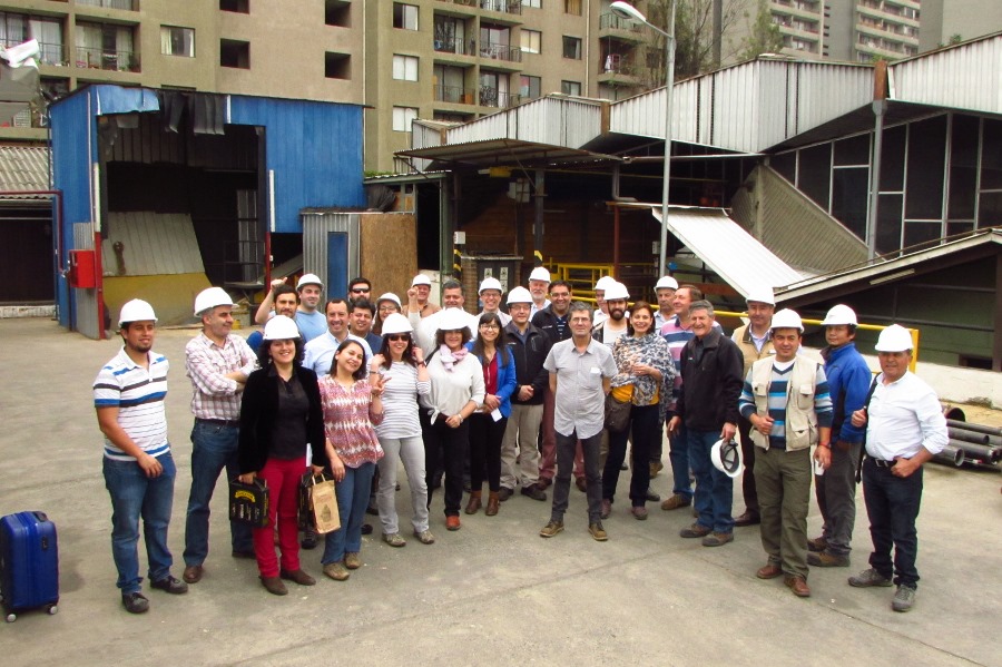 Microempresarios de Los Ríos conocen funcionamiento de sistema de calefacción distrital de biomasa