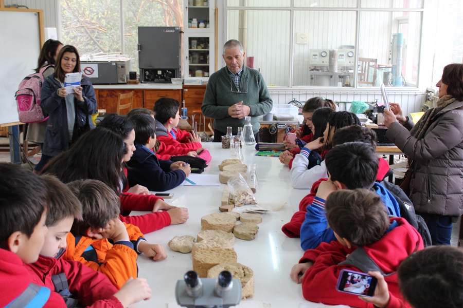 Estudiantes de Lycée Claude Gay de Osorno realizan taller de papel en la UACh