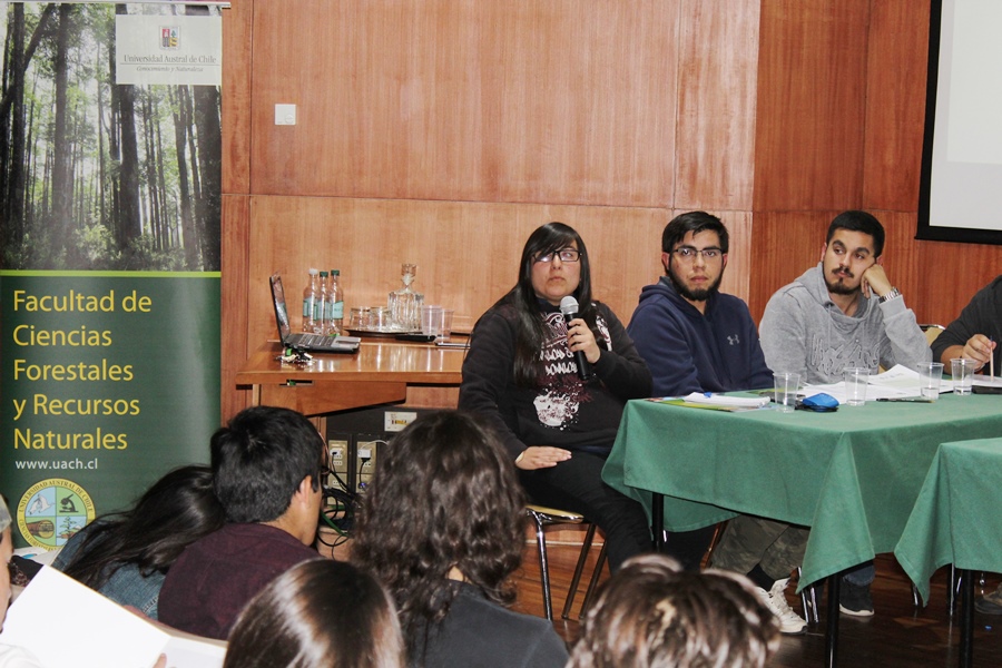 Estudiantes de distintas universidades se reunieron en la UACh para debatir temas del área forestal y maderera