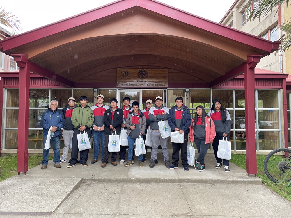 Liceo Agrícola y Forestal Suizo La Providencia conoce área forestal y de conservación en la UACh