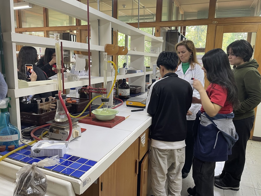 Estudiantes del Liceo Técnico Llifén conocen sobre ciencias forestales y la conservación de los recursos naturales