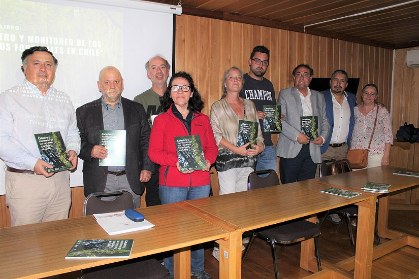 Lanzan libro sobre catastro y monitoreo de los recursos forestales en Chile