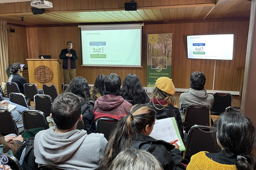La importancia de los ingresos extra prediales en el uso del bosque nativo fue el tema que abrió ciclo de charlas en la UACh