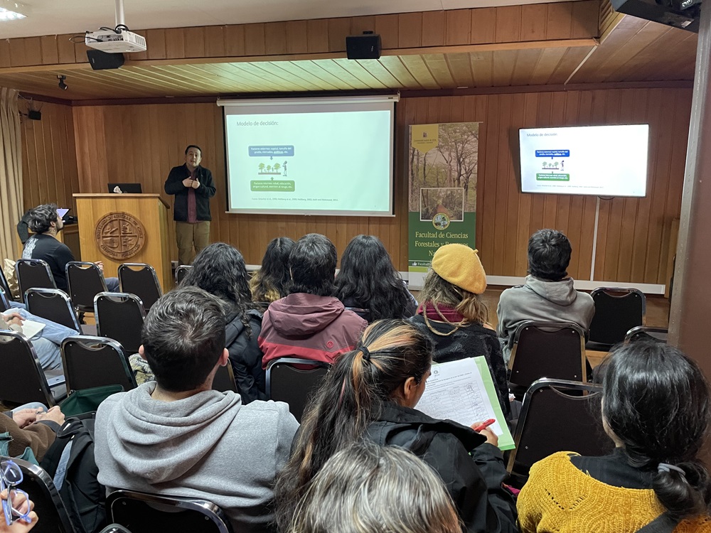 La importancia de los ingresos extra prediales en el uso del bosque nativo fue el tema que abrió ciclo de charlas en la UACh