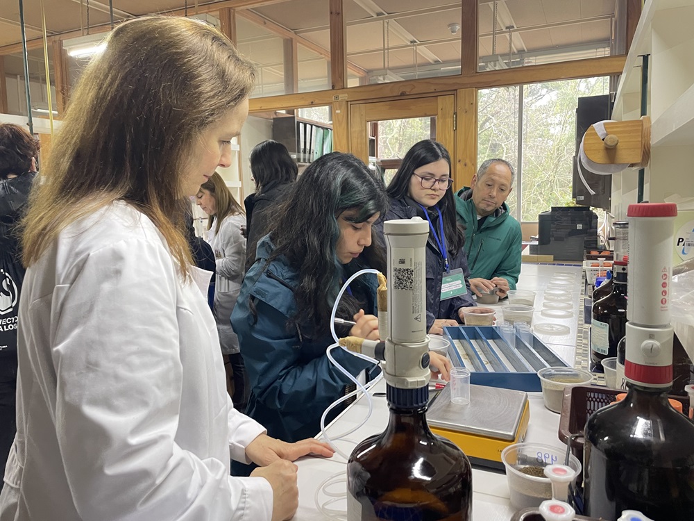 Estudiantes de Los Ríos conocen el mundo del suelo en la UACh