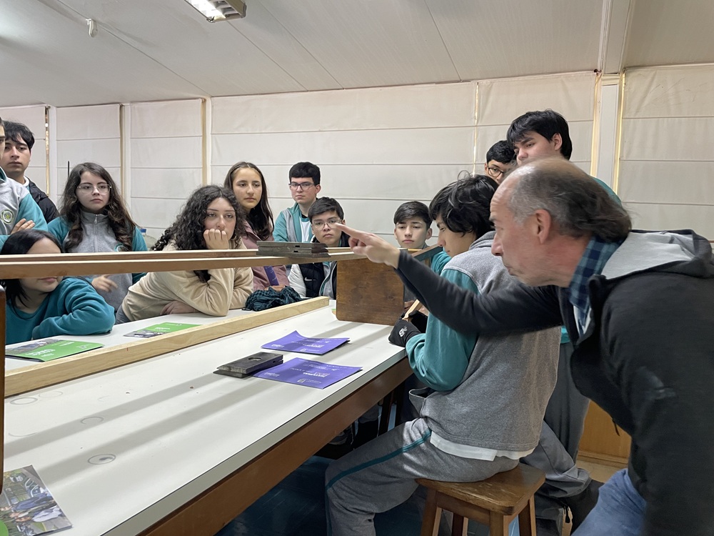 Saint Paul College de Llanquihue conoce Laboratorio de Productos Forestales