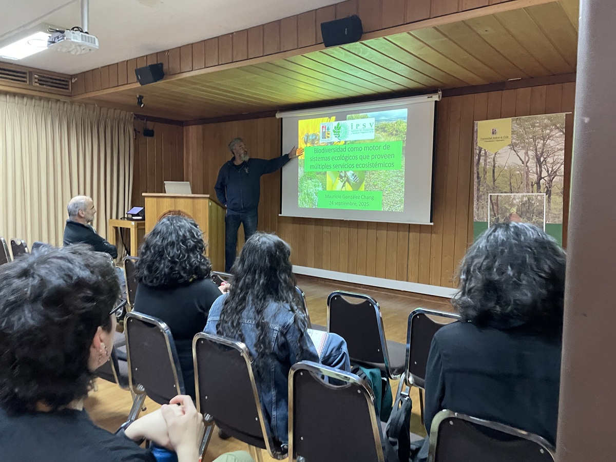 Charla abordó el tema de la biodiversidad y sus funciones ecológicas