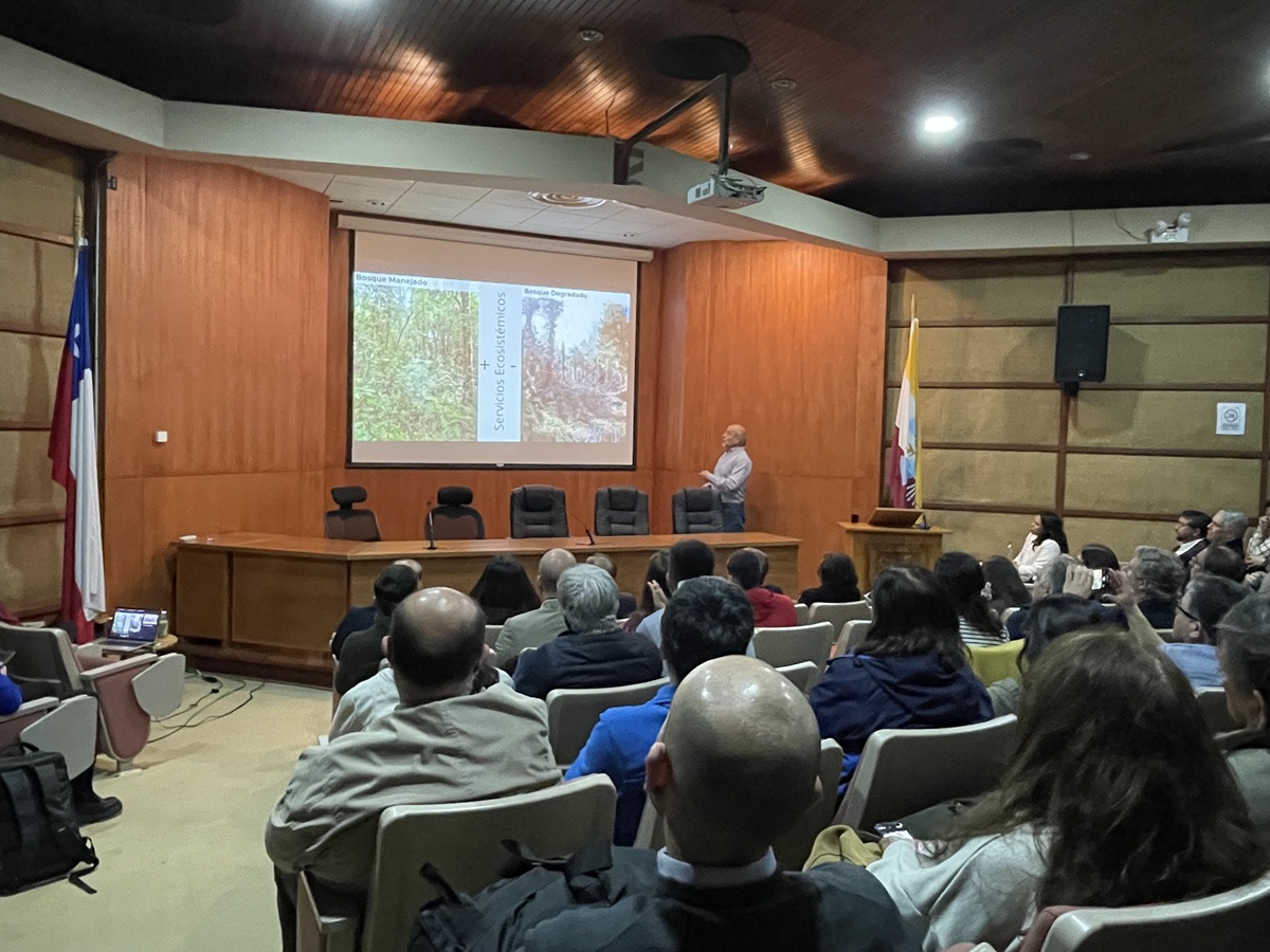 Charla magistral destacó la importancia de la silvicultura en bosques nativos