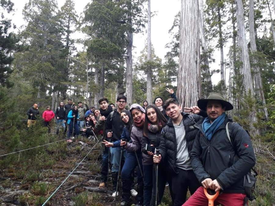 Científico de la UACh acerca la ciencia a estudiantes de Río Bueno en Parque Nacional Alerce Costero
