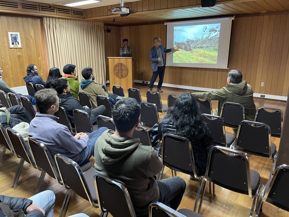 Ingeniero en Montes expone su experiencia en manejo silvícola de bosques siempreverdes en suelos ñadi