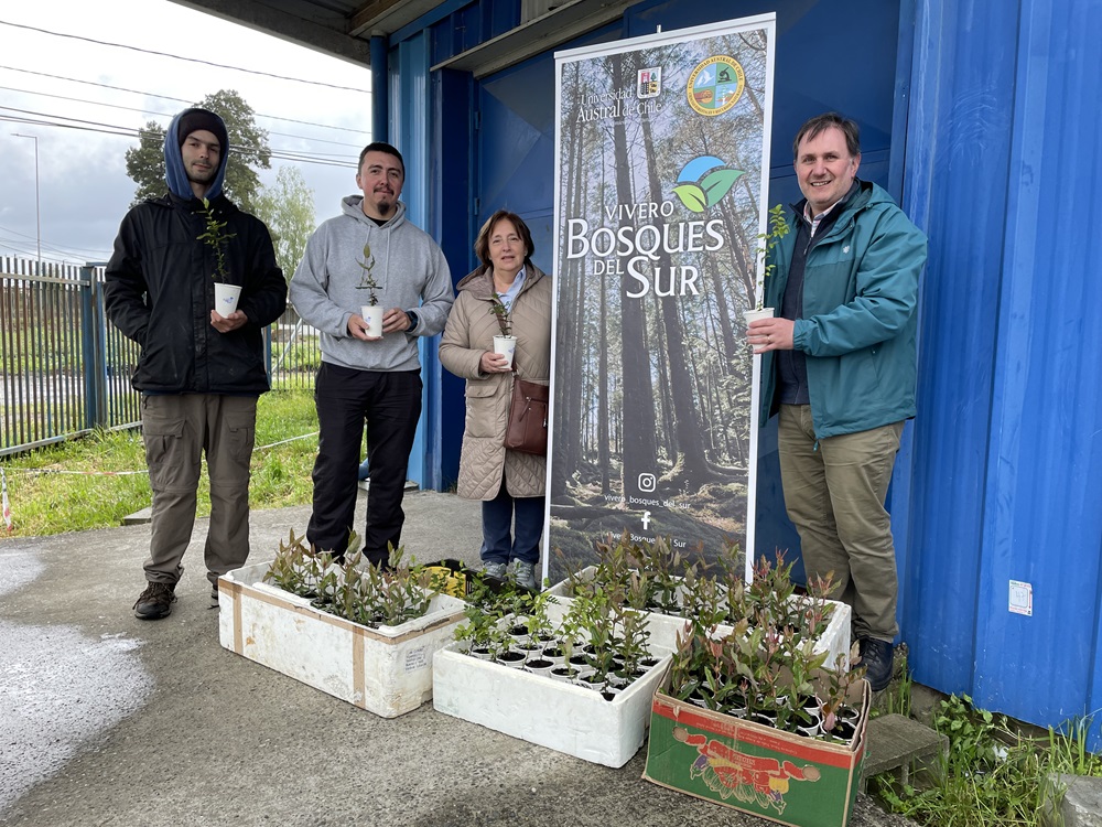 Vivero de la UACh Bosques del Sur dona 200 plantas a establecimientos de Valdivia