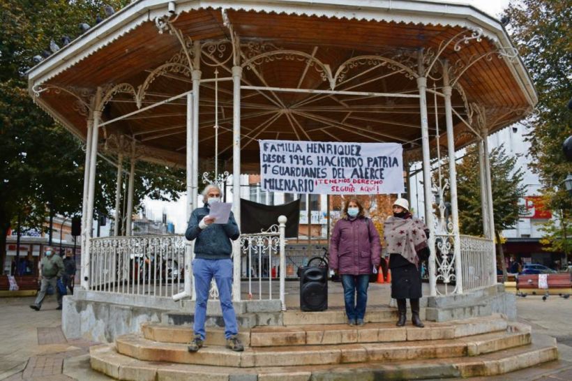 Académicos y dirigentes piden que descubridores del Alerce Milenario no sean desalojados