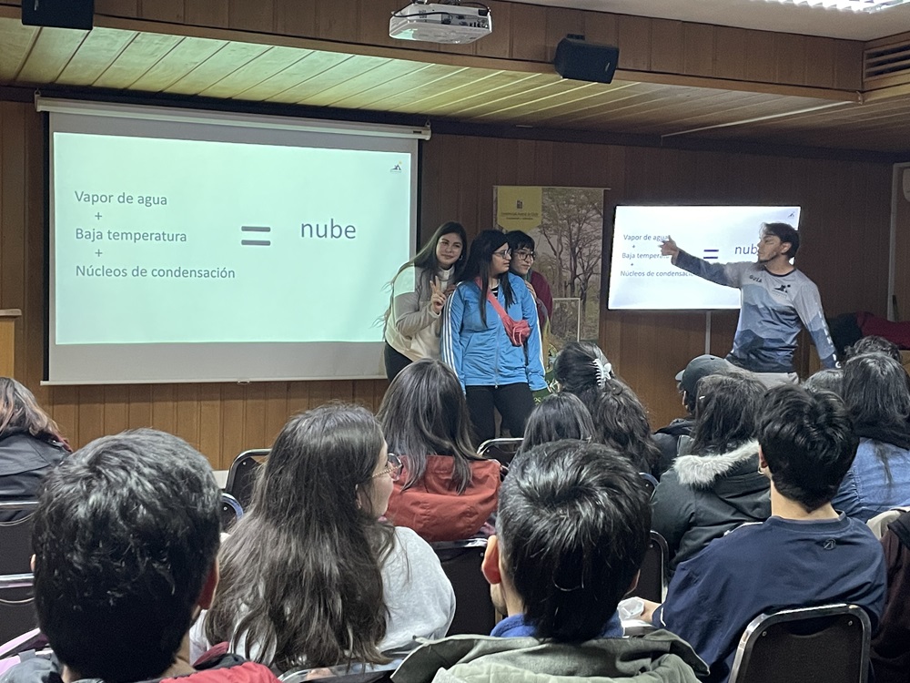 Estudiantes aprendieron a interpretar qué nos dicen las nubes en taller ofrecido por Valparaíso Trekking