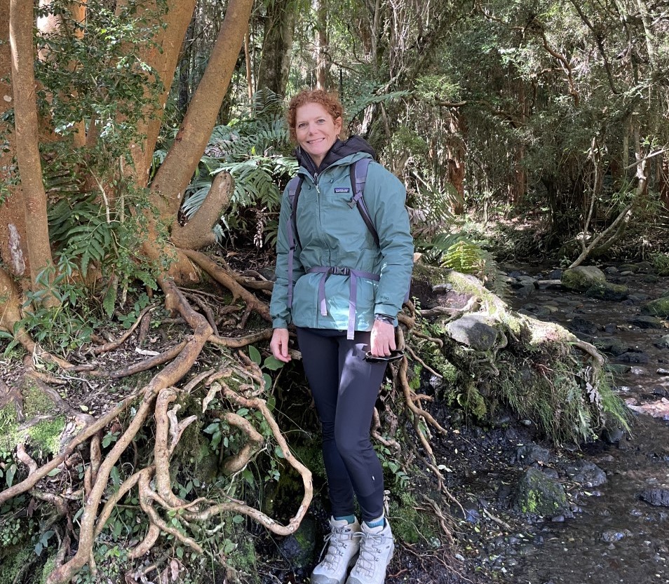 Investigadora de la Universidad de Michigan comparte experiencias sobre incendios forestales en Estados Unidos