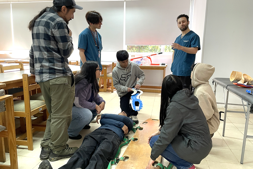 Estudiantes aprenden sobre primeros auxilios con foco en terreno