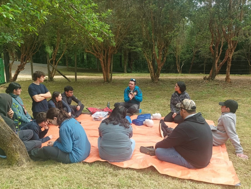 Estudiantes de la UACh aprenden sobre primeros auxilios y técnicas de montaña
