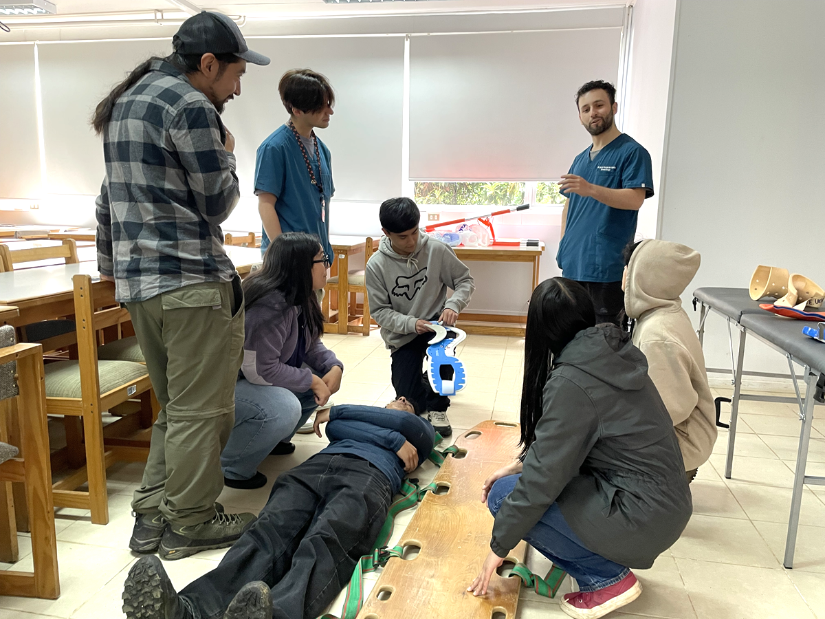 Estudiantes aprenden sobre primeros auxilios con foco en terreno