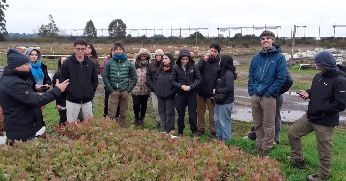 Estudiantes de Ingeniería Forestal de la UACh conocen en terreno la gestión de un vivero