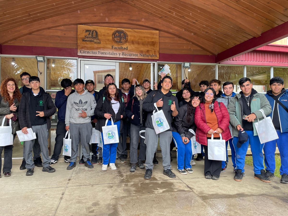 Estudiantes de Liceo Bicentenario Los Sauces vivieron experiencia práctica en la UACh