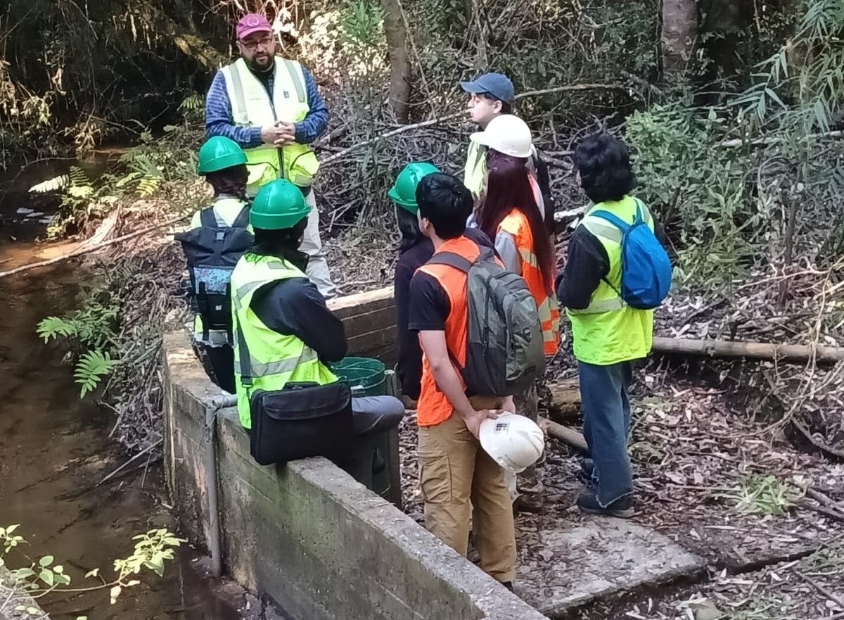 Con salidas a terreno y aprendizaje práctico se dio término a curso Hidrología de Cuencas